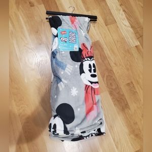 Adorable Mickey and Minnie Mouse Snowflake Blanket-NWT